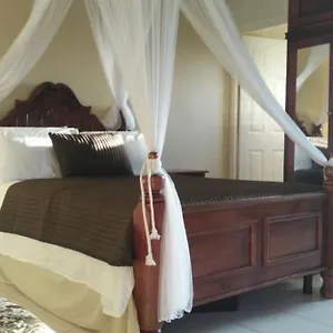 Stylish Ac, Balcony, Parking, Pool Ocho Rios